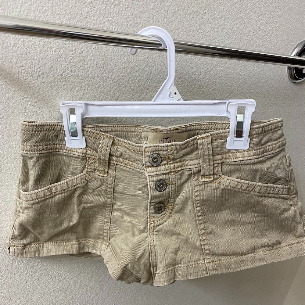 Low rise beige shorts